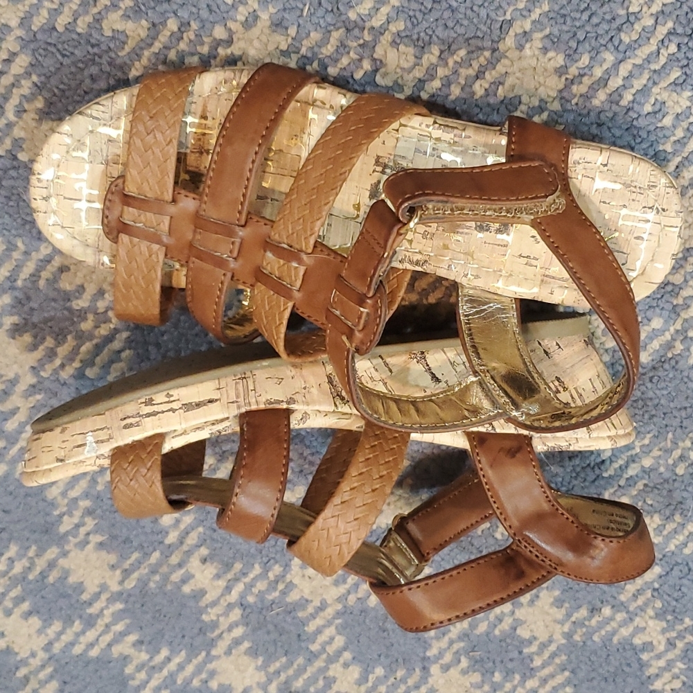 American Eagle Girl's strappy/ Wedge sandals size 1